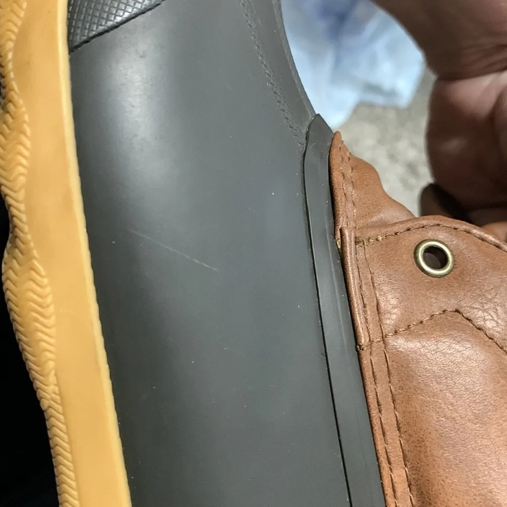 Sperry boys Port Boot‎ in brown laces missing. Size 6